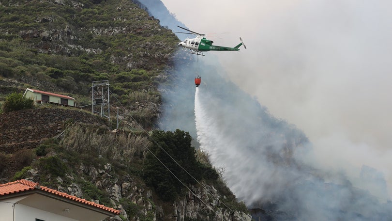 Imagem de População aguarda na vila reabertura de estrada para zonas altas do Porto Moniz
