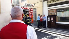 Imagem de Incêndio num restaurante da Rua da Carreira mobiliza bombeiros e polícia