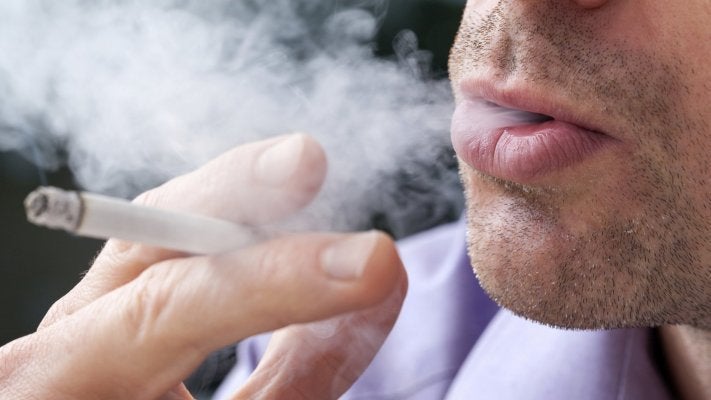 Imagem de Número de fumadores baixou em Portugal mas aumentou consumo arriscado de álcool, diz INE