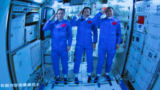 Imagem de Astronautas chineses regressam à Terra após 90 dias no espaço