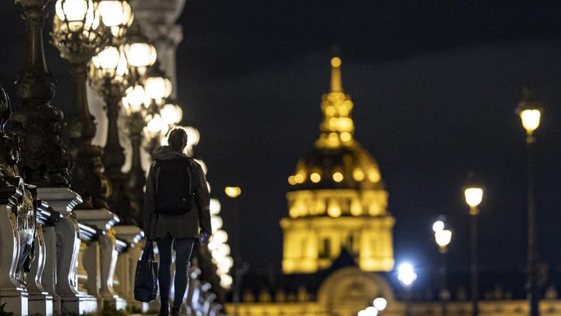 Novos casos e óbitos com ligeiro decréscimo em França