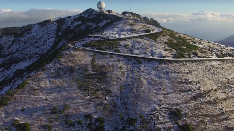 Imagens aéreas da neve que caiu no Pico do Areeiro