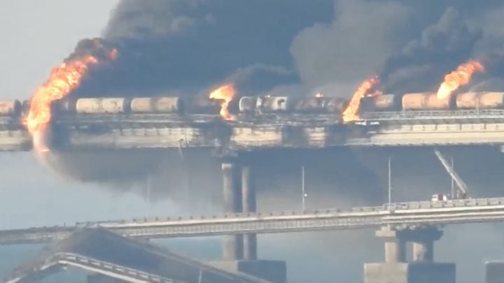 Imagem de Explosão destrói única ponte que liga Crimeia à Rússia.