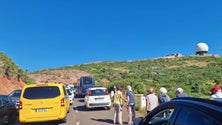 Imagem de Obras no estacionamento junto ao Pico do Areeiro geram o caos