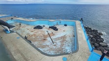 Imagem de Limpeza de piscina leva a atirar terra ao mar (vídeo)