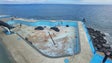 Limpeza de piscina leva a atirar terra ao mar (vídeo)