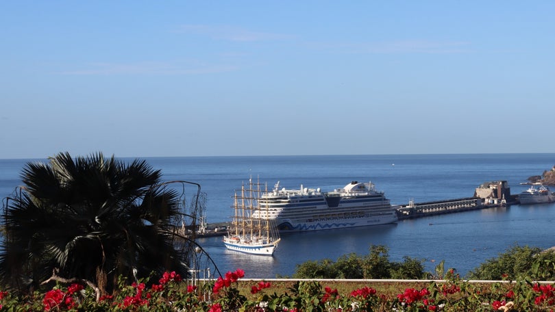 Imagem de Porto do Funchal com dois dos três navios esperados hoje