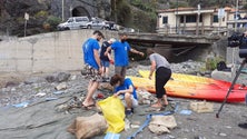 Imagem de Voluntários limpam praia da Ponta do Sol (vídeo)