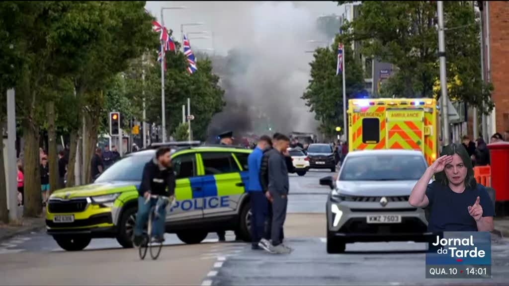 Tumultos em Belfast. Veículos e casas arderam dura