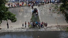 Imagem de Sem água venezuelanos tomam banho nos esgotos