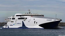 Imagem de Passageiros carregam bagagem para o navio (vídeo)