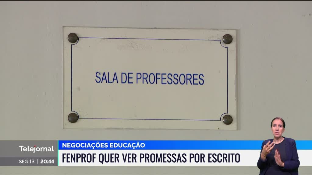 Professores. Governo propõe devolver metade do tempo nos dois primeiros anos