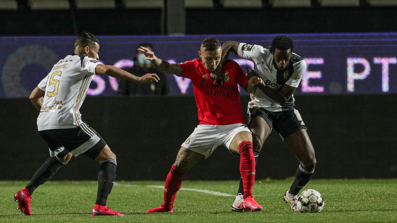 Imagem de Benfica empata em Faro