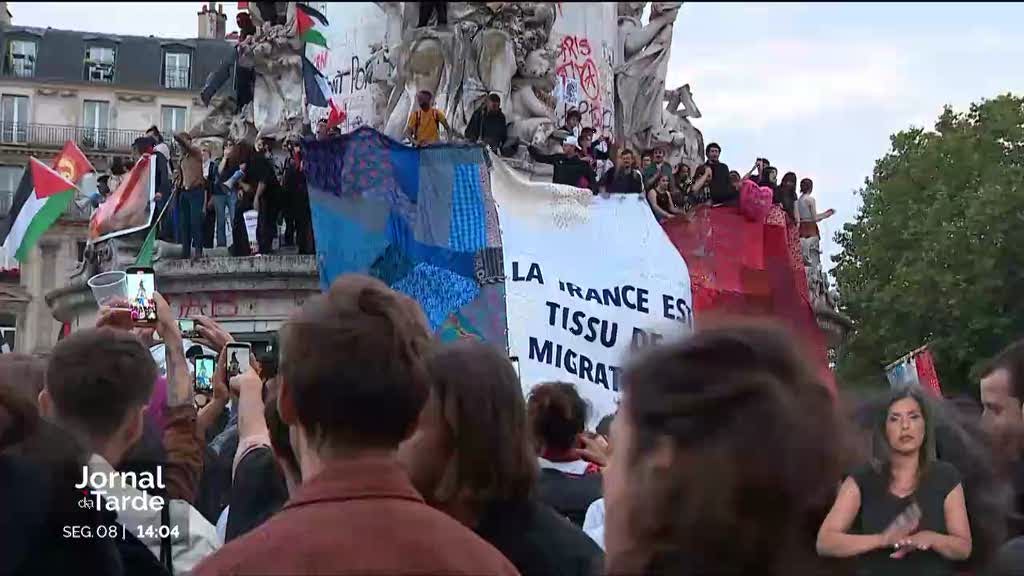 Esquerda vence. Milhares de pessoas celebram nas ruas de Paris