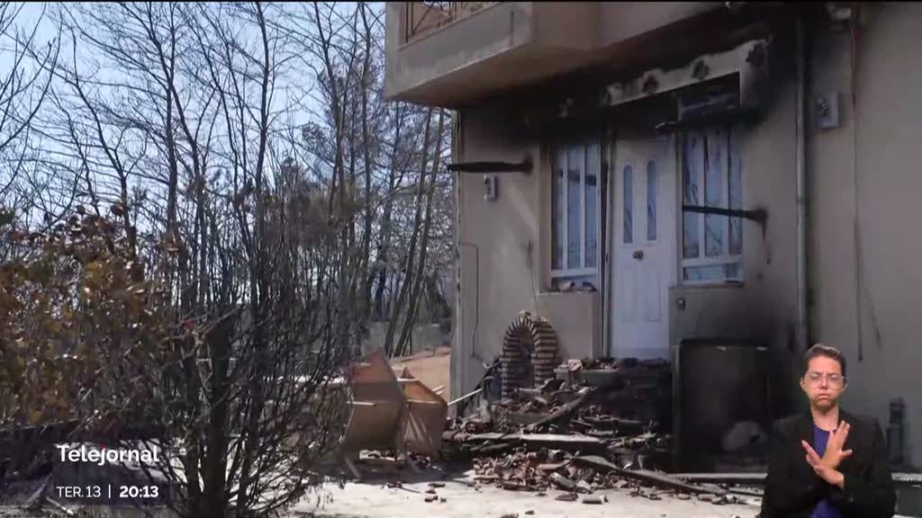 Incêndios na Grécia. Moradores regressam e encontram tudo destruído