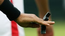 Imagem de Madeira com dois árbitros que podem chegar ao grupo de elite do futebol profissional