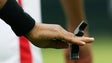 Imagem de Madeira com dois árbitros que podem chegar ao grupo de elite do futebol profissional