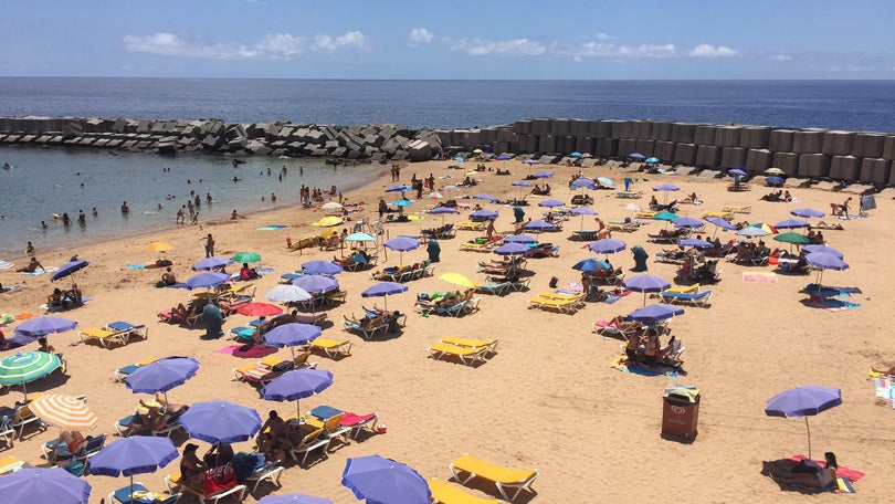 Imagem de Madeira sob aviso amarelo devido ao tempo quente