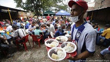 Imagem de Venezuelanos recebem ajuda alimentar da ONU na Colômbia