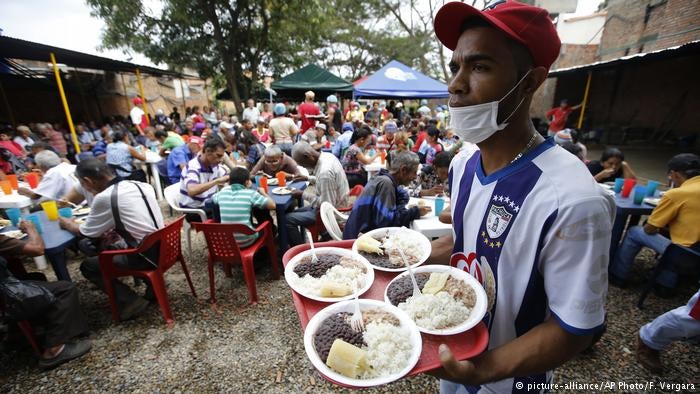 Imagem de Venezuelanos recebem ajuda alimentar da ONU na Colômbia