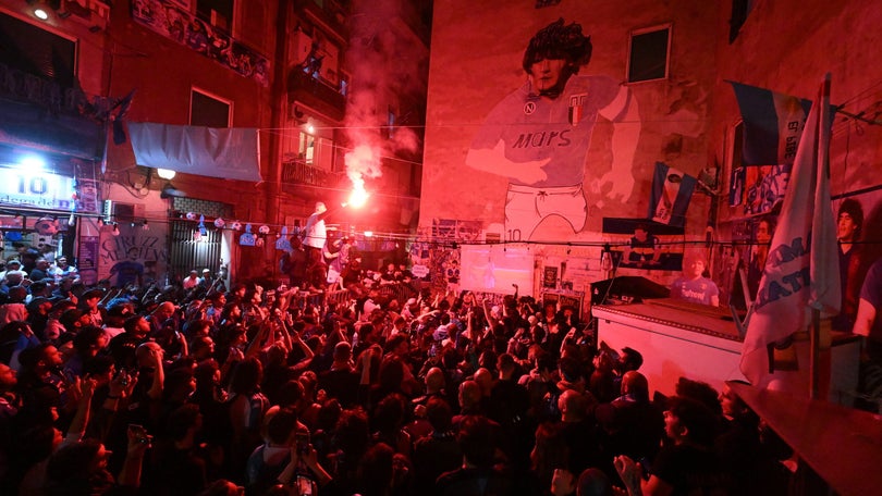 Imagem de Nápoles conquista terceiro título italiano 33 anos após o «bis» de Maradona