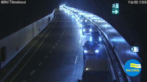 Imagem de Acidente entre mota e automóvel causa congestionamento no trânsito