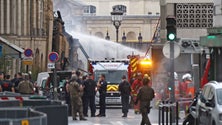 Imagem de Grande incêndio em edifício do centro de Paris que desabou parcialmente