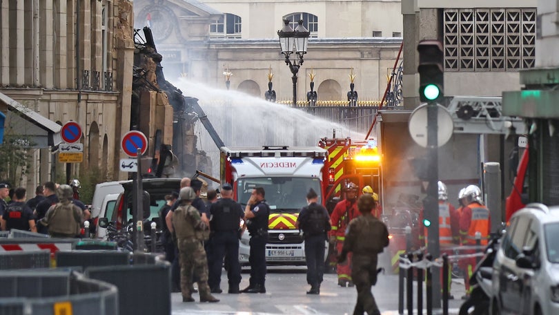 Imagem de Grande incêndio em edifício do centro de Paris que desabou parcialmente