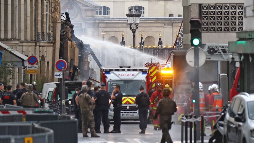Grande incêndio em edifício do centro de Paris que desabou parcialmente