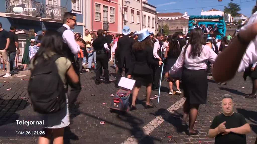 Queima das Fitas em Coimbra. Milhares de pessoas assistiram ao cortejo