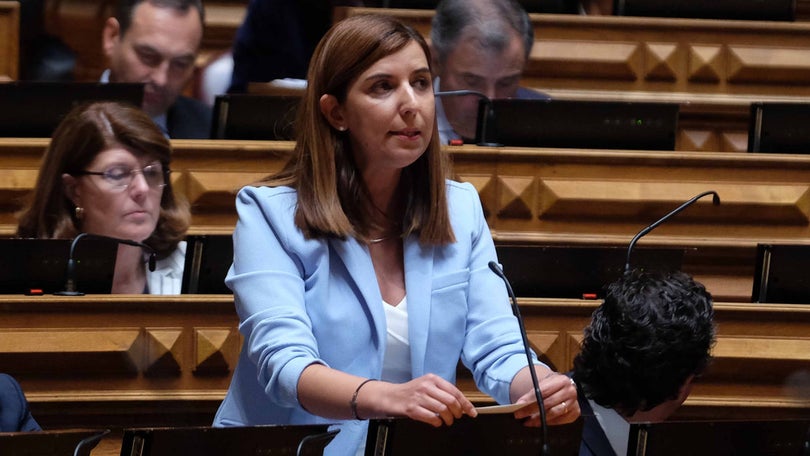 Imagem de Sara Madruga da Costa questiona República sobre fecho dos CTT na Calheta