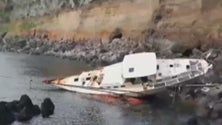 Imagem de Veleiro encalhado no Faial acabou por se afundar [Vídeo]