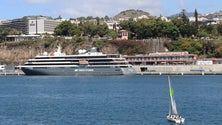 Imagem de World Voyager no Porto do Funchal e em turnaround quase total