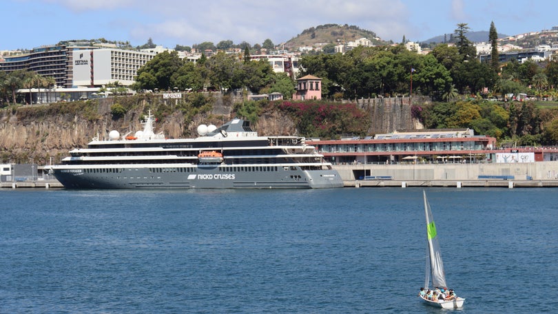 World Voyager no Porto do Funchal e em turnaround quase total