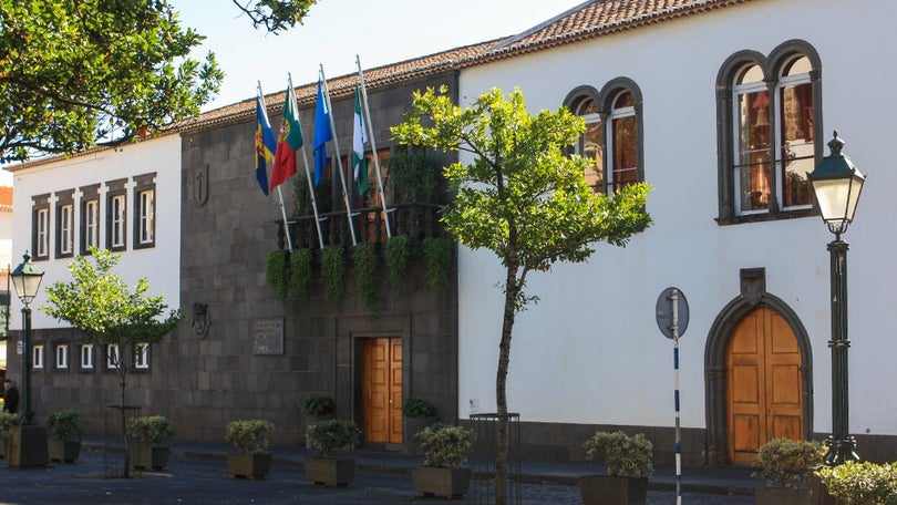 Imagem de Covid-19: Câmara de Santa Cruz desinfeta espaços públicos do concelho