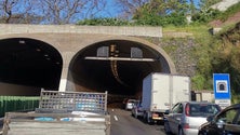 Imagem de Acidente congestiona trânsito na via rápida