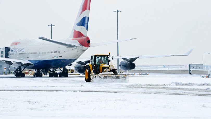 Imagem de Voos cancelados devido à forte queda de neve no Reino Unido