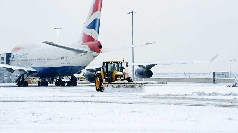 Voos cancelados devido à forte queda de neve no Reino Unido