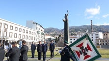 Principais órgãos de soberania depositaram flores junto ao monumento da Autonomia