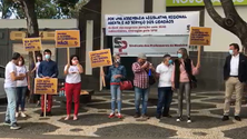 Imagem de Professores protestam no Funchal pela falta de democracia participativa no Parlamento (Vídeo)