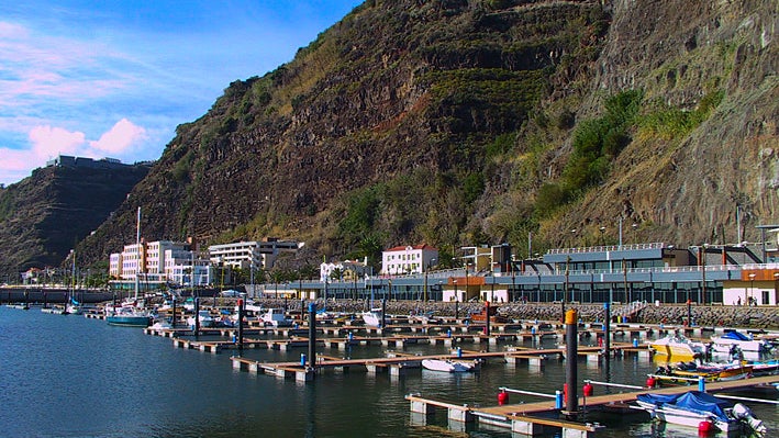 Cadáver do homem que caiu na Ponta do Pargo já chegou à marina da Calheta