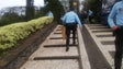 Imagem de Policia retira cartazes de protesto em frente à Quinta Vigia (vídeo)
