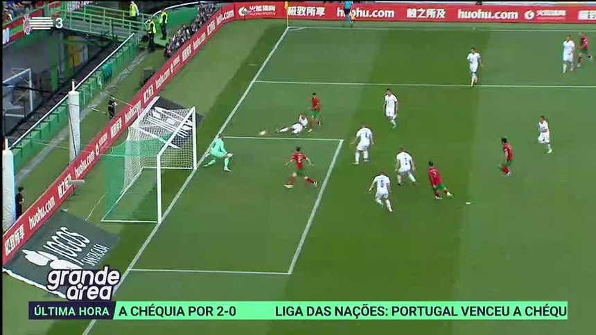 Espanha marca no fim, vence Portugal e se classifica para o Final