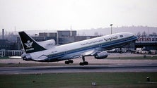 Imagem de Avião da Saudi Airlines alvejado no aeroporto de Cartum