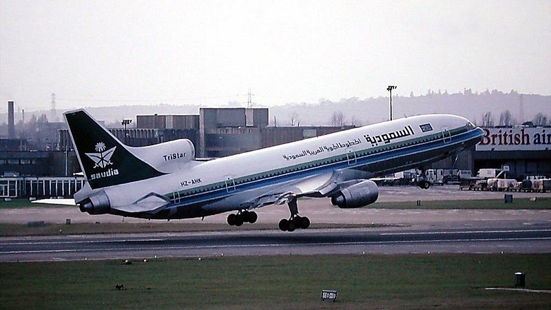Imagem de Avião da Saudi Airlines alvejado no aeroporto de Cartum