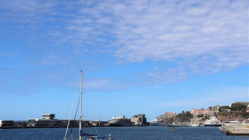 Porto do Funchal com dois navios de cruzeiro e um veleiro