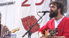 Imagem de Vinte e cinco de Abril vivido com cravos em Ponta Delgada (Vídeo)