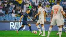 Imagem de Ronaldo assiste na vitória do Al Nassr