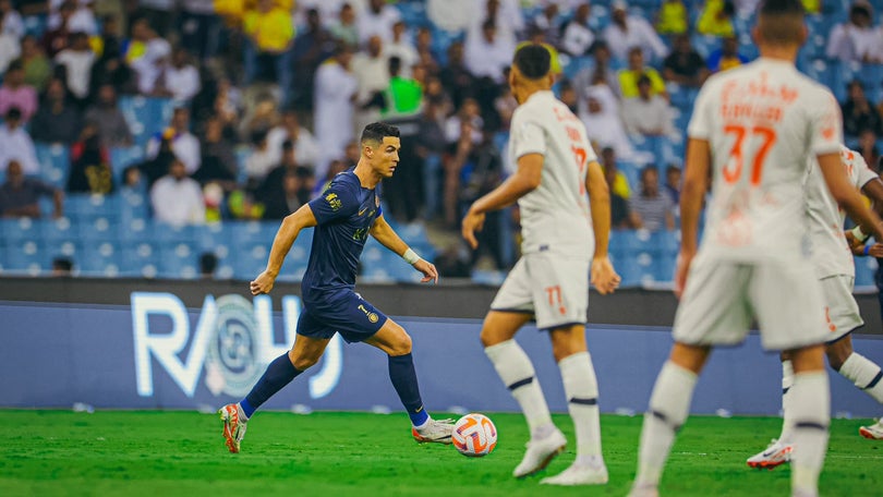 Imagem de Ronaldo assiste na vitória do Al Nassr