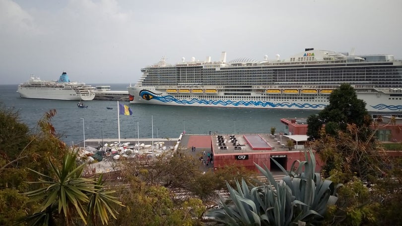 Imagem de Vento forte condiciona porto do Funchal